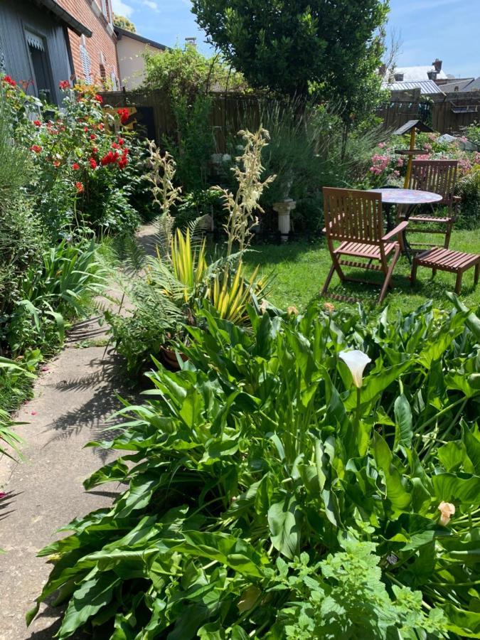 Bed and Breakfast Dom'S Garden Livarot-Pays-d'Auge Exterior foto